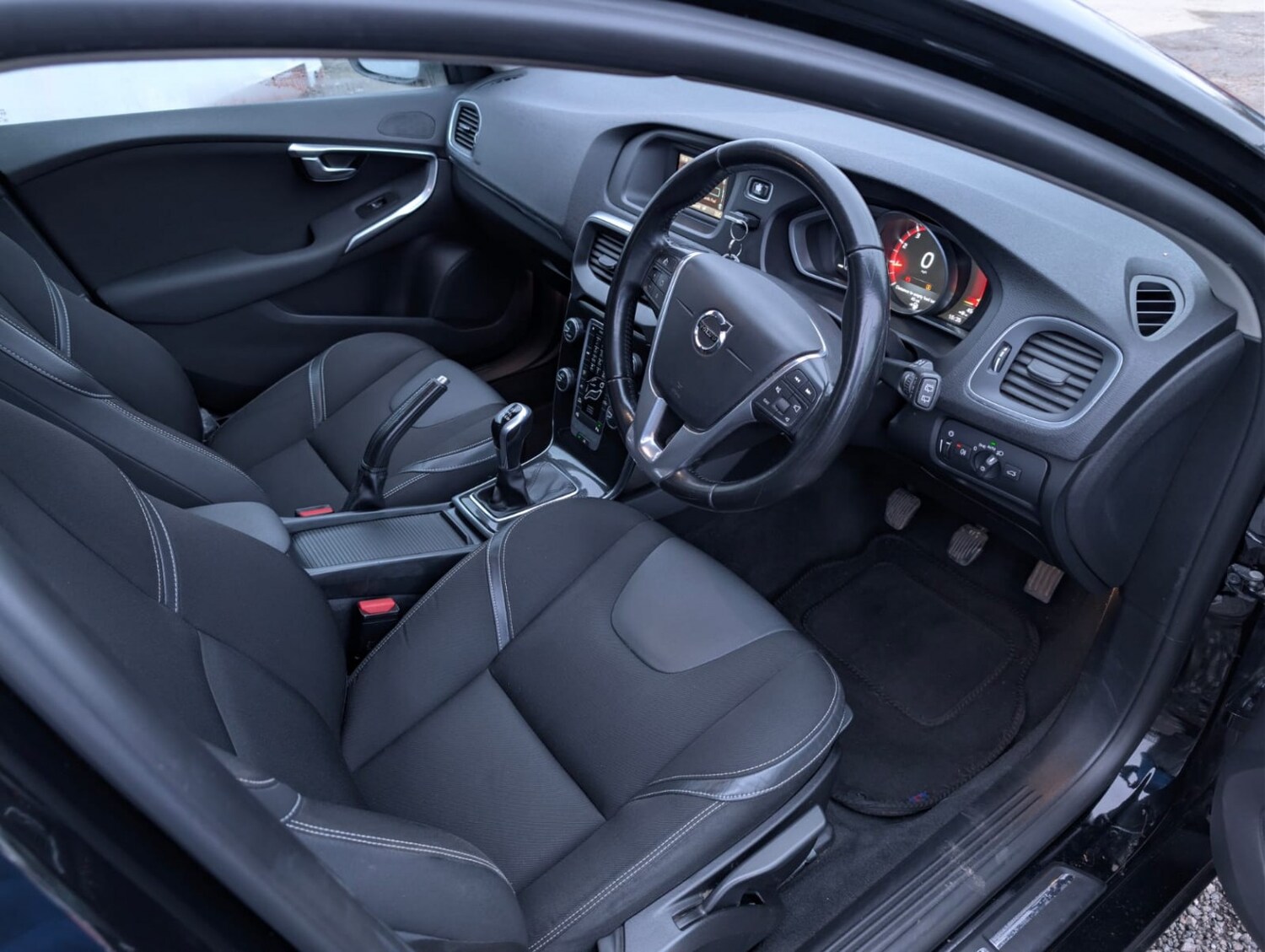 Used Volvo V40 2016 for sale - 77548316: Photo 8