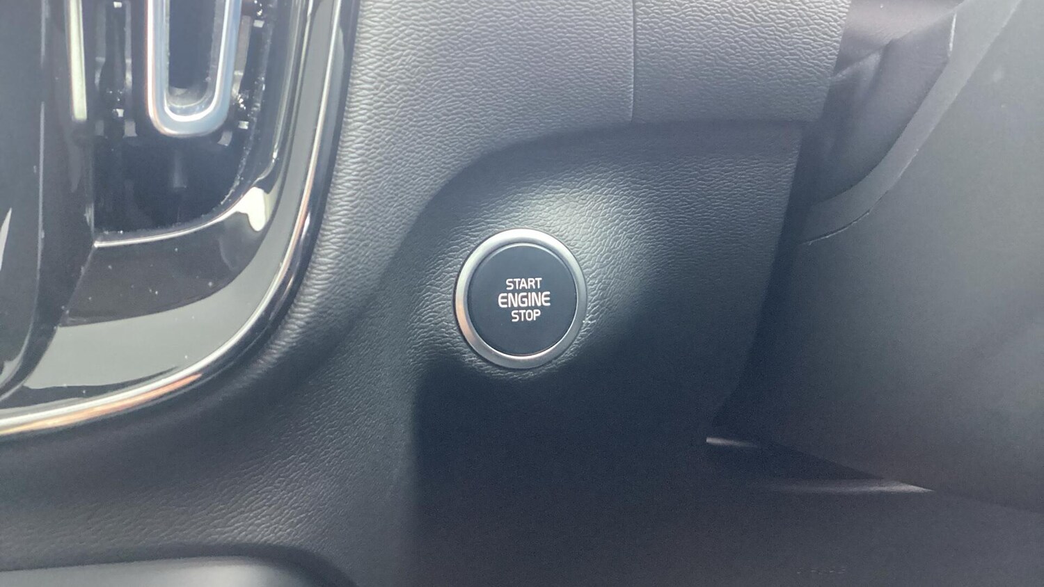 Used Volvo XC40 for sale - 77343747: Photo 25