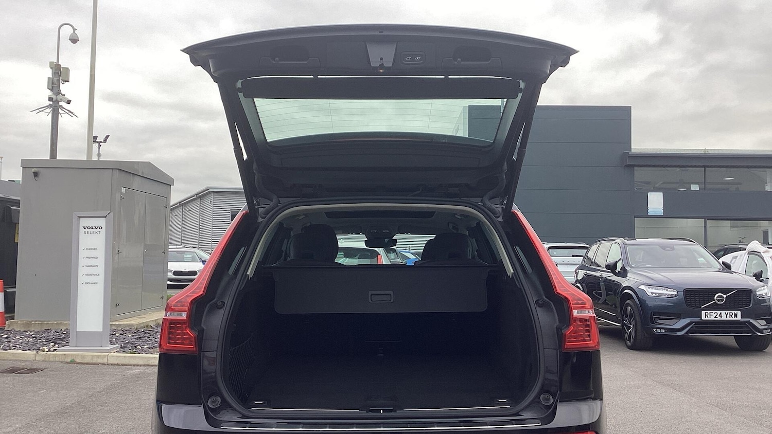 Used Volvo XC60 2023 for sale - 76456789: Photo 13