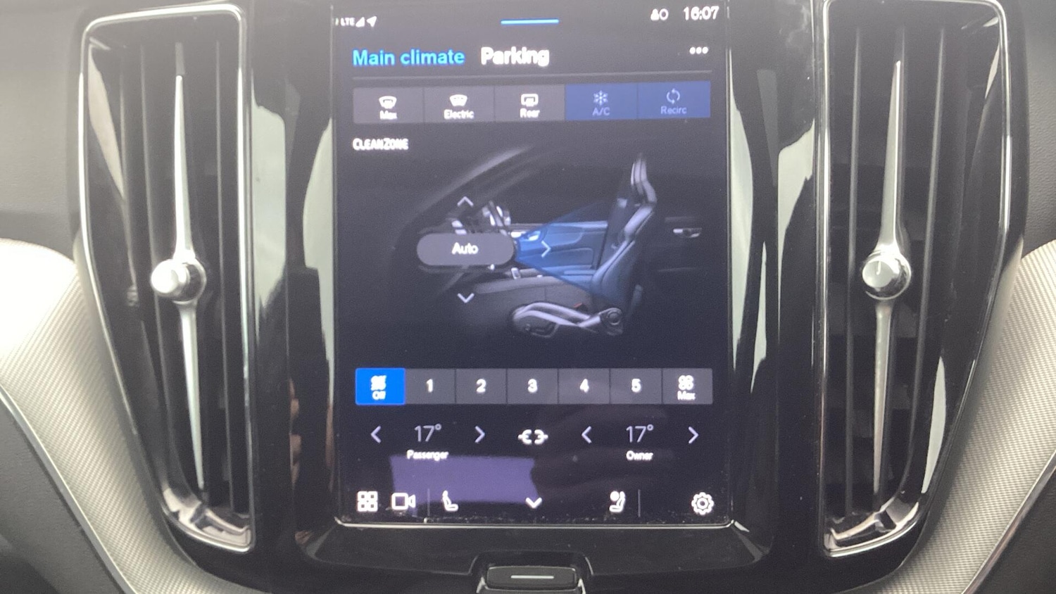 Used Volvo XC60 2023 for sale - 76456789: Photo 31