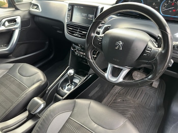 Used Peugeot 2008 2015 for sale - 76340958: Photo 2