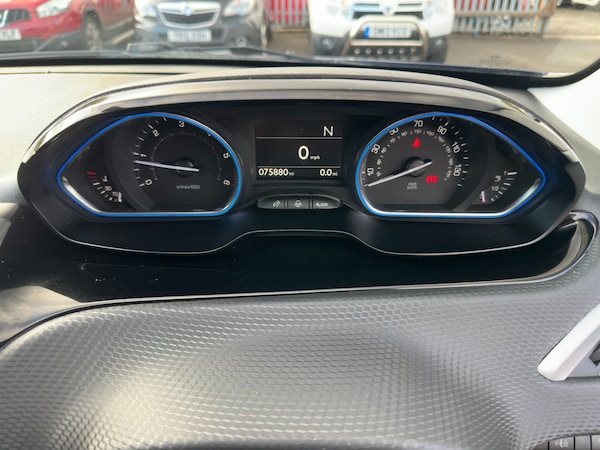 Used Peugeot 2008 2015 for sale - 76340958: Photo 9