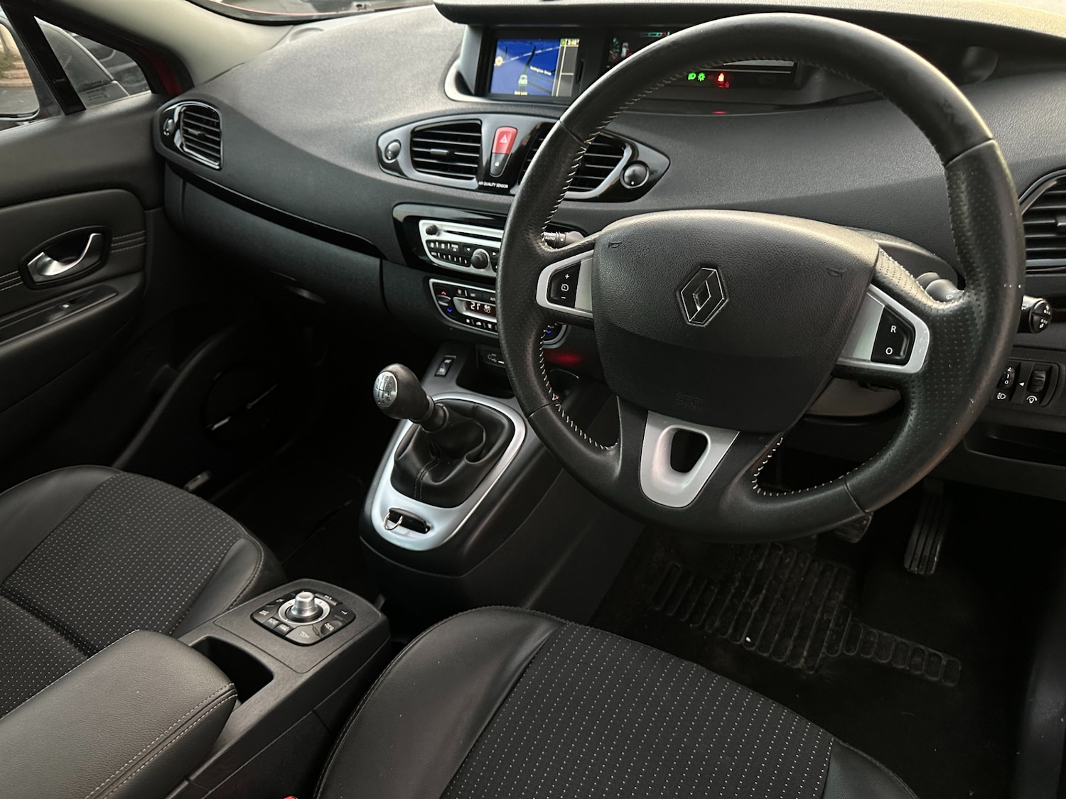 Used Renault Scenic 2011 for sale - 76960293: Photo 2