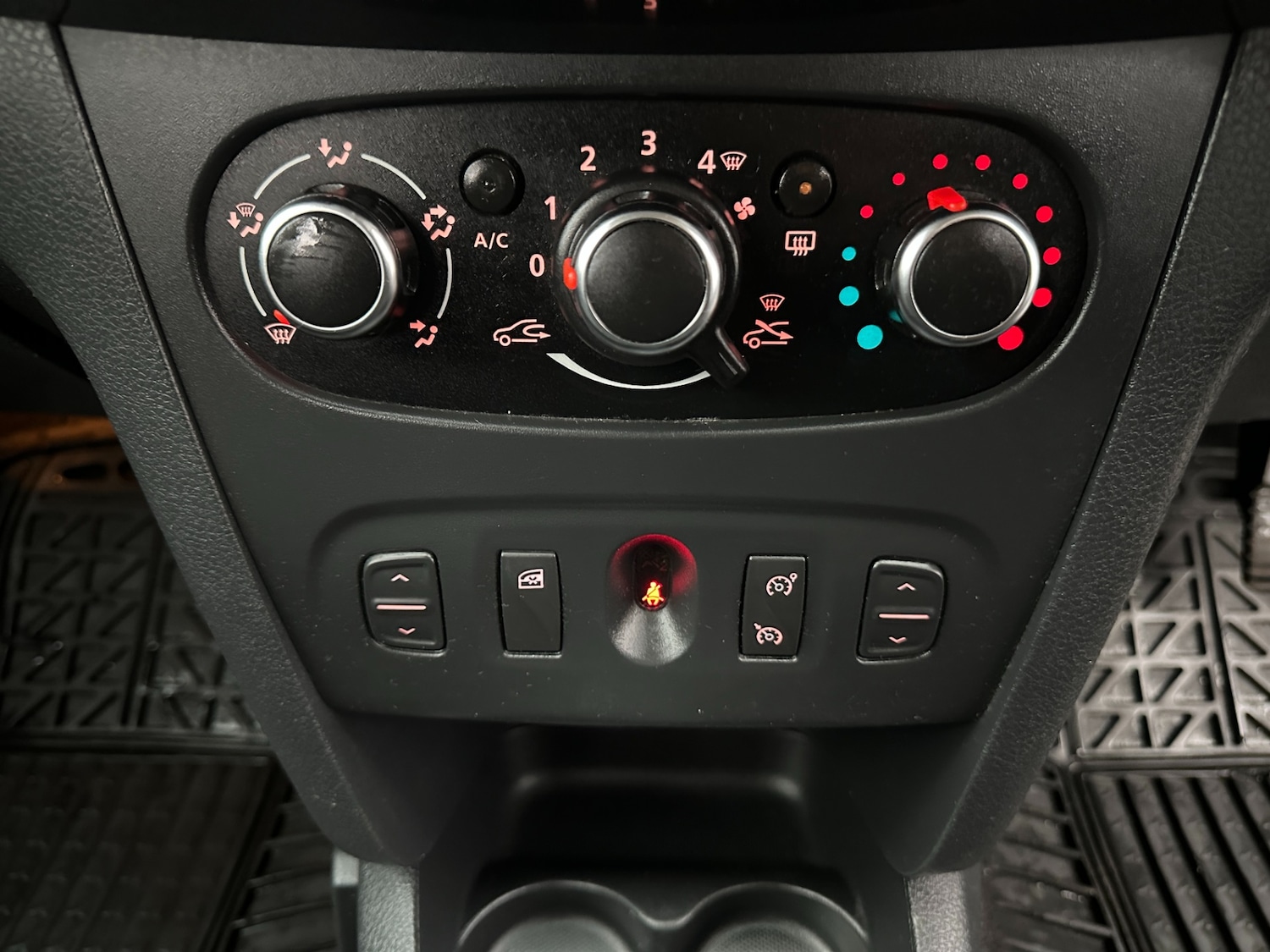 Used Dacia Sandero Stepway 2017 for sale - 77249042: Photo 45