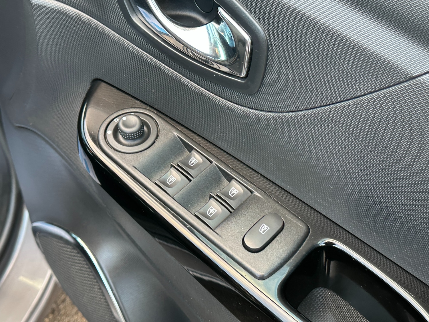 Used Renault Captur 2015 for sale - 76980325: Photo 26