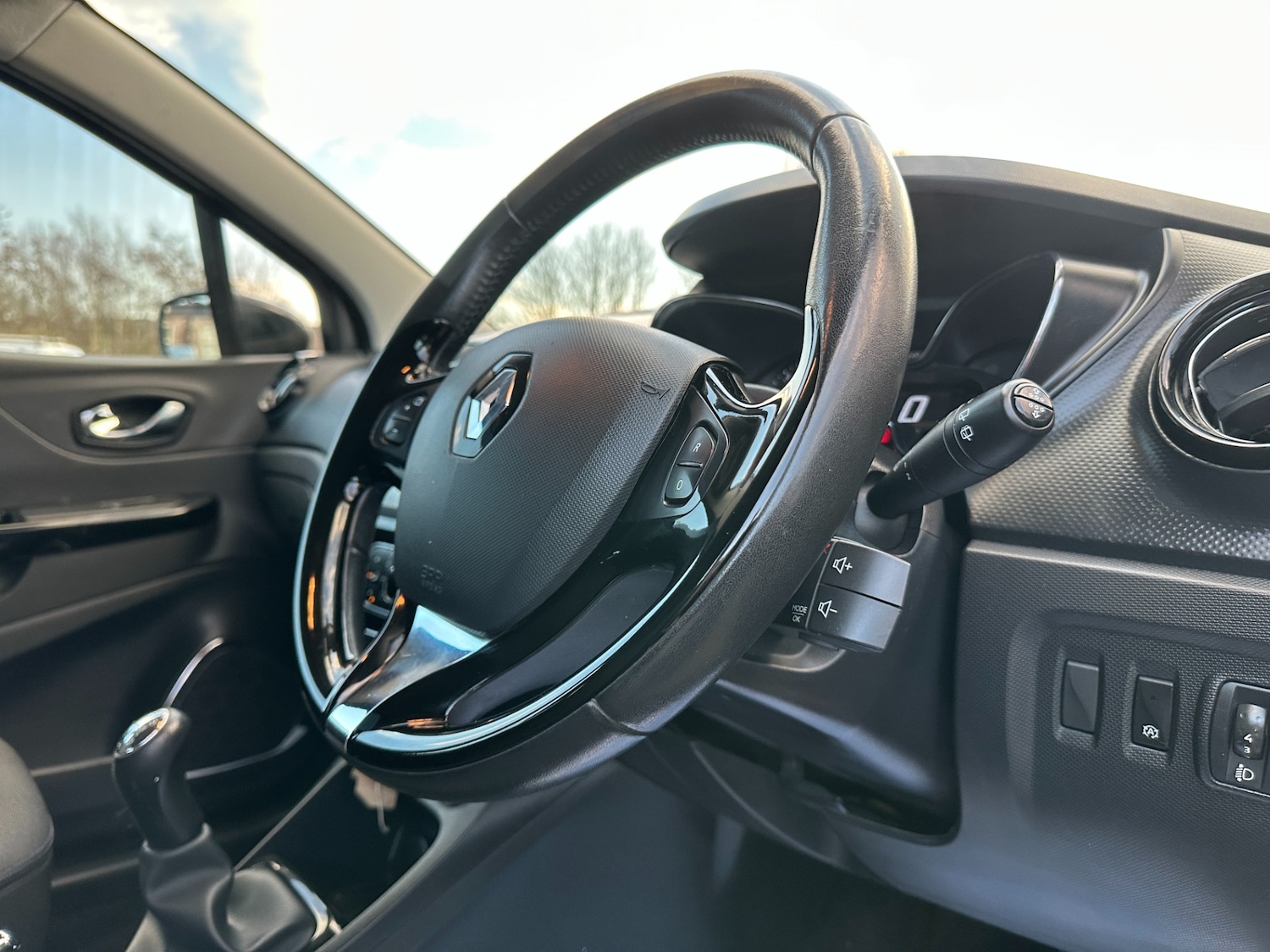 Used Renault Captur 2015 for sale - 76980325: Photo 28