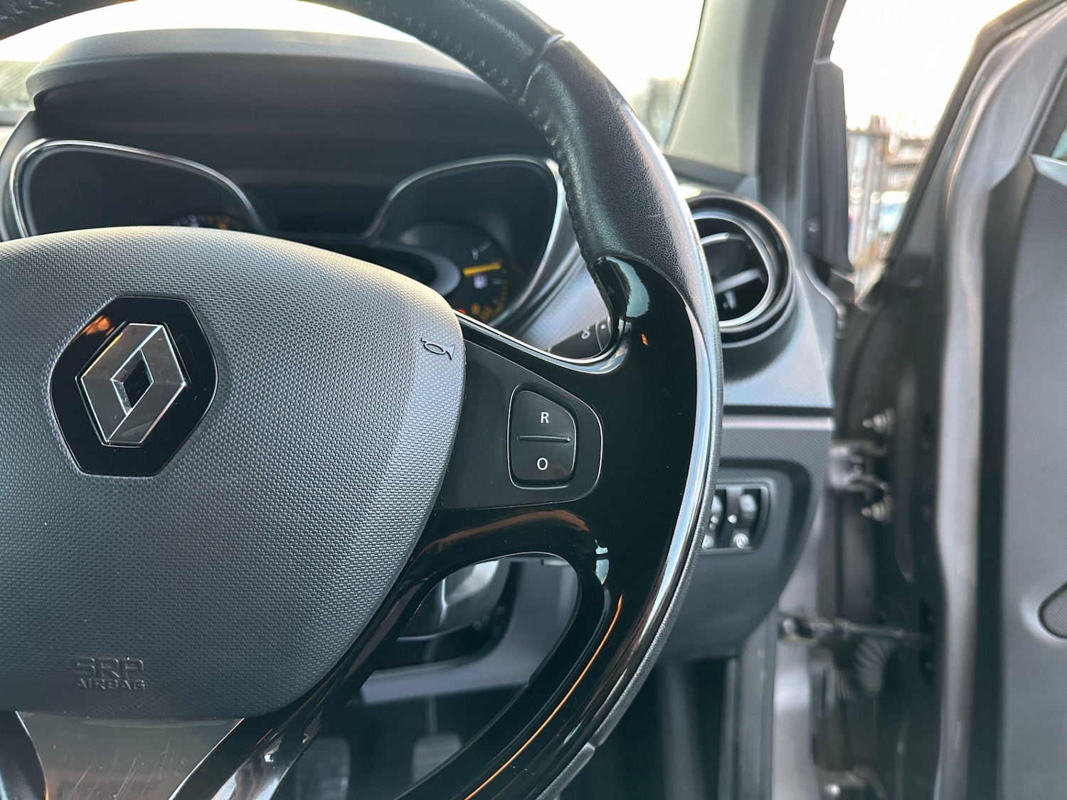 Used Renault Captur 2015 for sale - 76980325: Photo 32