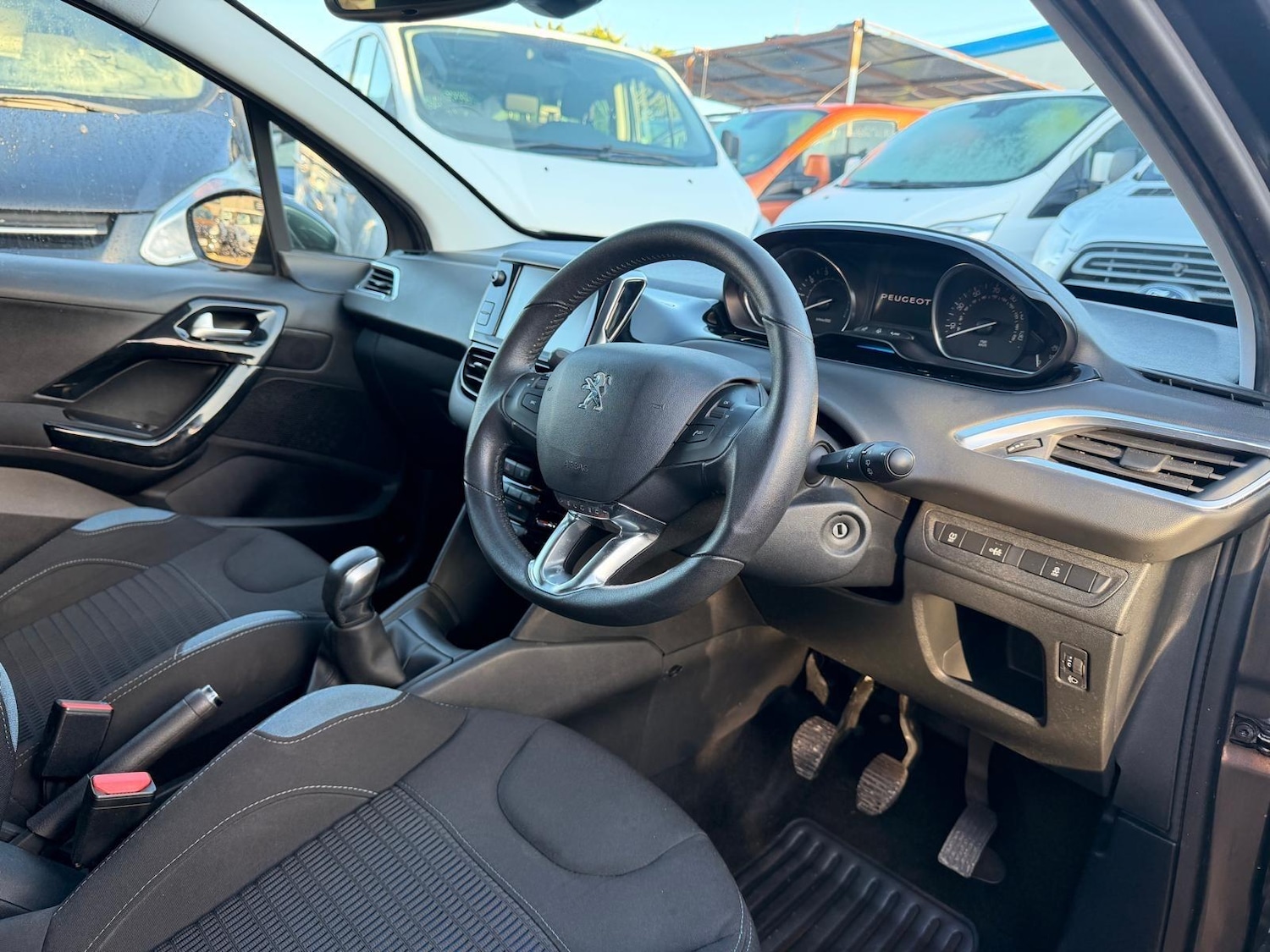 Used Peugeot 208 2015 for sale - 77097477: Photo 11