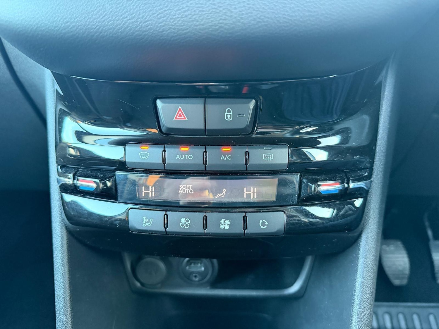 Used Peugeot 208 2015 for sale - 77097477: Photo 14