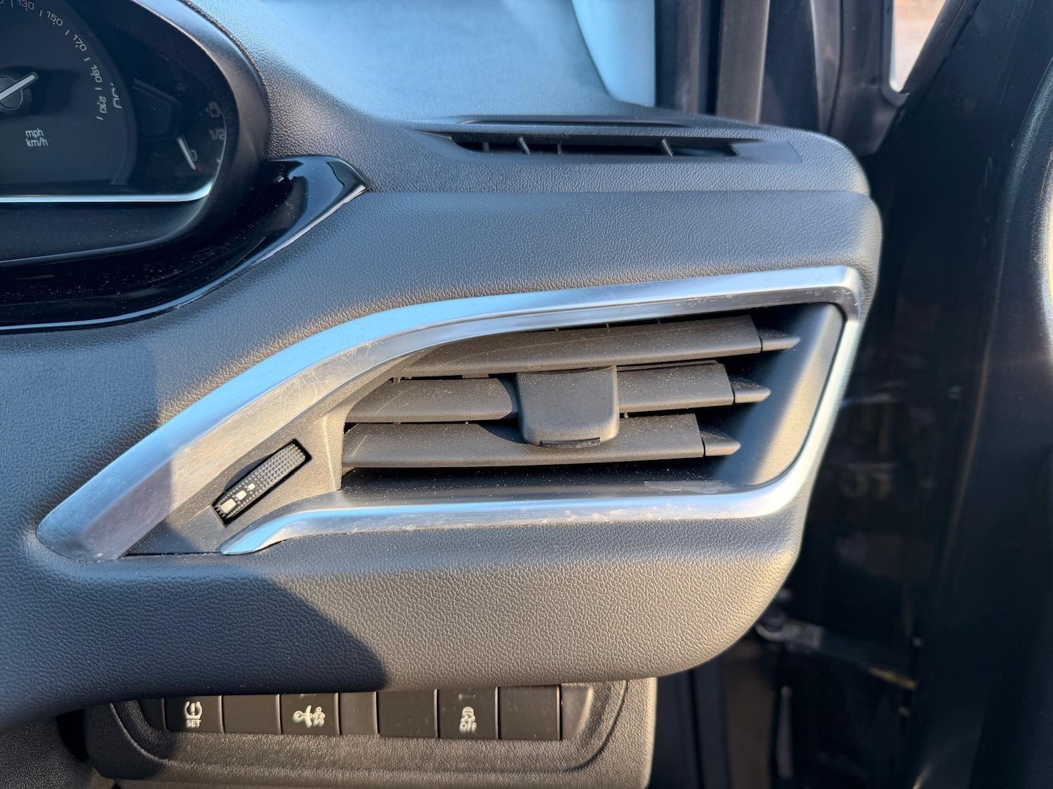 Used Peugeot 208 2015 for sale - 77097477: Photo 33