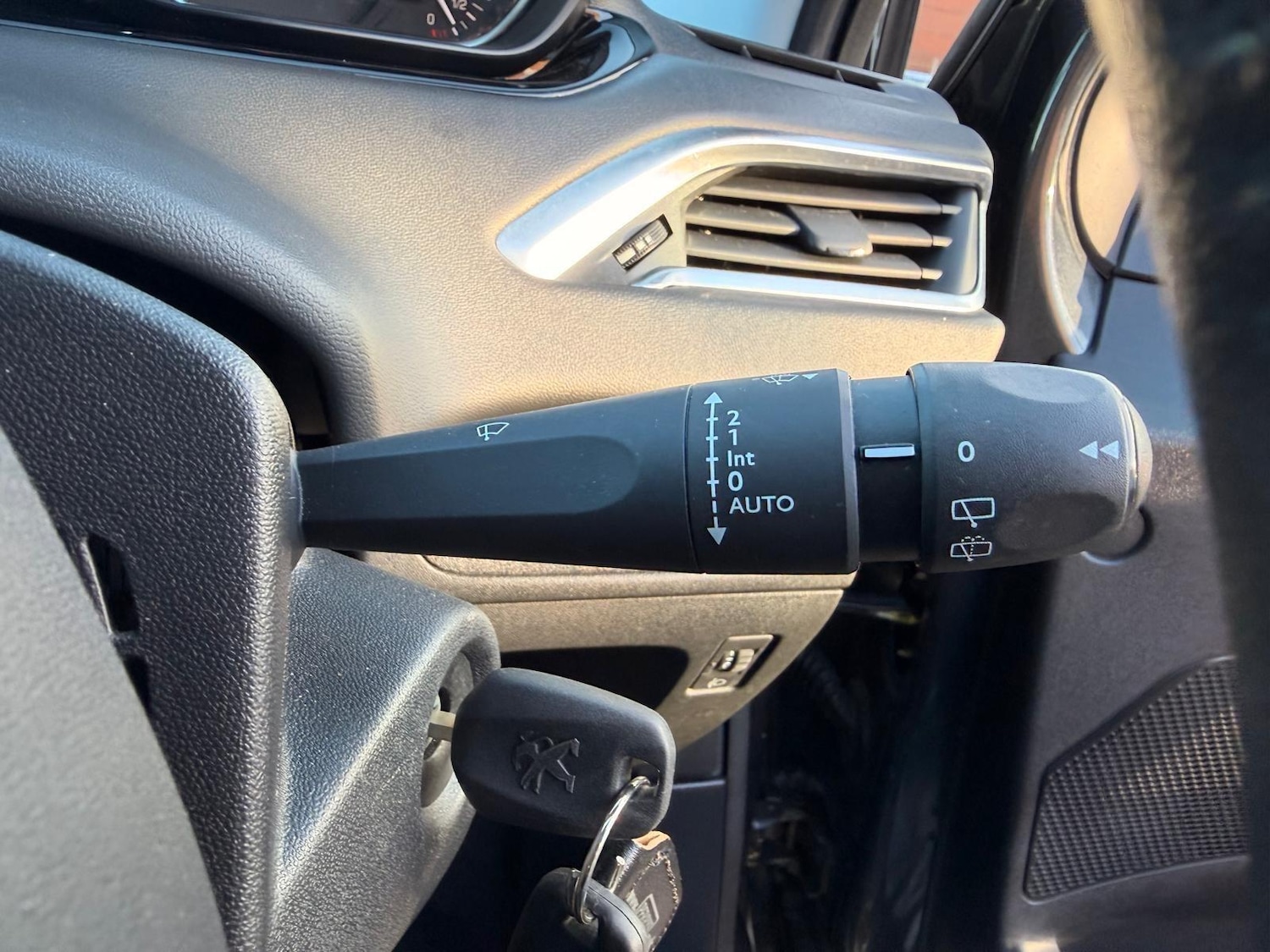 Used Peugeot 208 2015 for sale - 77097477: Photo 79