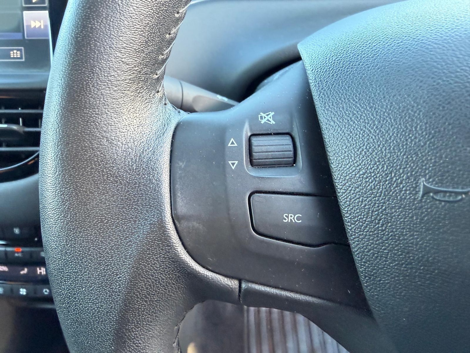 Used Peugeot 208 2015 for sale - 77097477: Photo 80