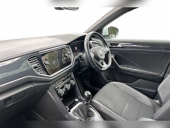Used Volkswagen T-Roc 2019 for sale - 76111713: Photo 2