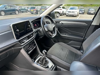 Used Volkswagen T-Roc 2023 for sale - 76110514: Photo 2