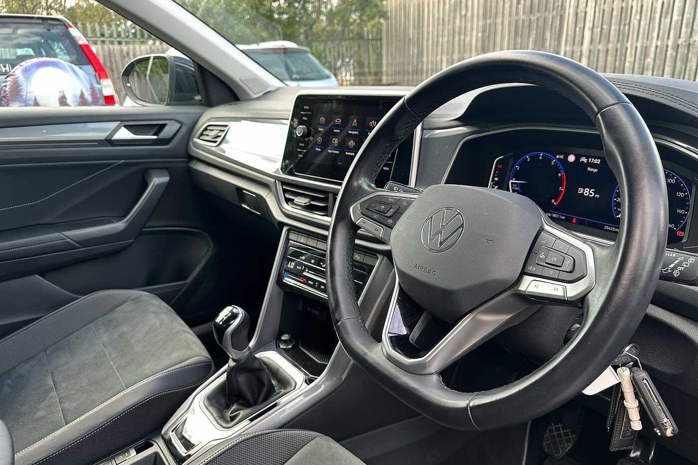 Used Volkswagen T-Roc 2023 for sale - 76110514: Photo 6