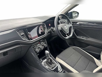 Used Volkswagen T-Roc 2019 for sale - 76111332: Photo 2
