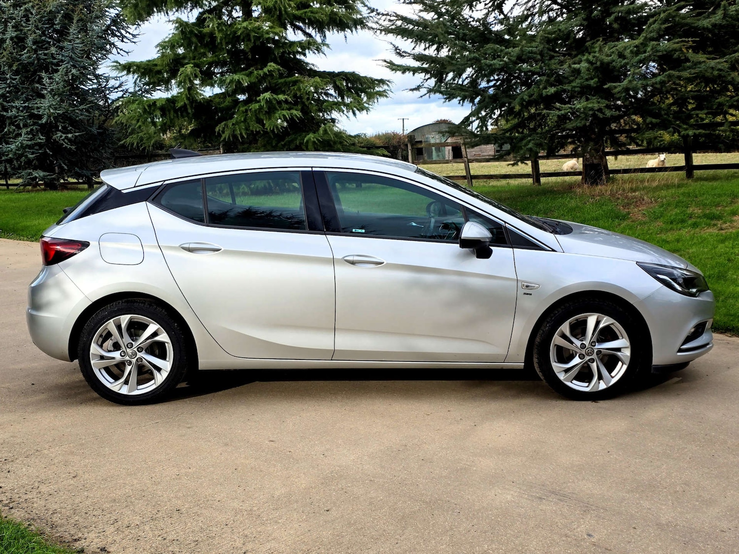 Used Vauxhall Astra 2016 for sale - 76625848: Photo 2