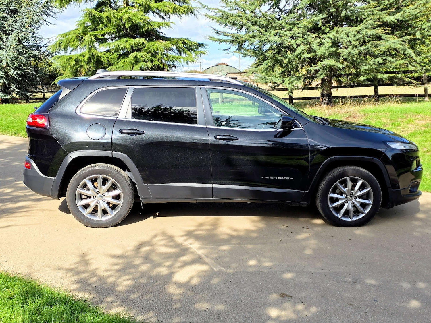 Used Jeep Cherokee 2017 for sale - 76983910: Photo 2