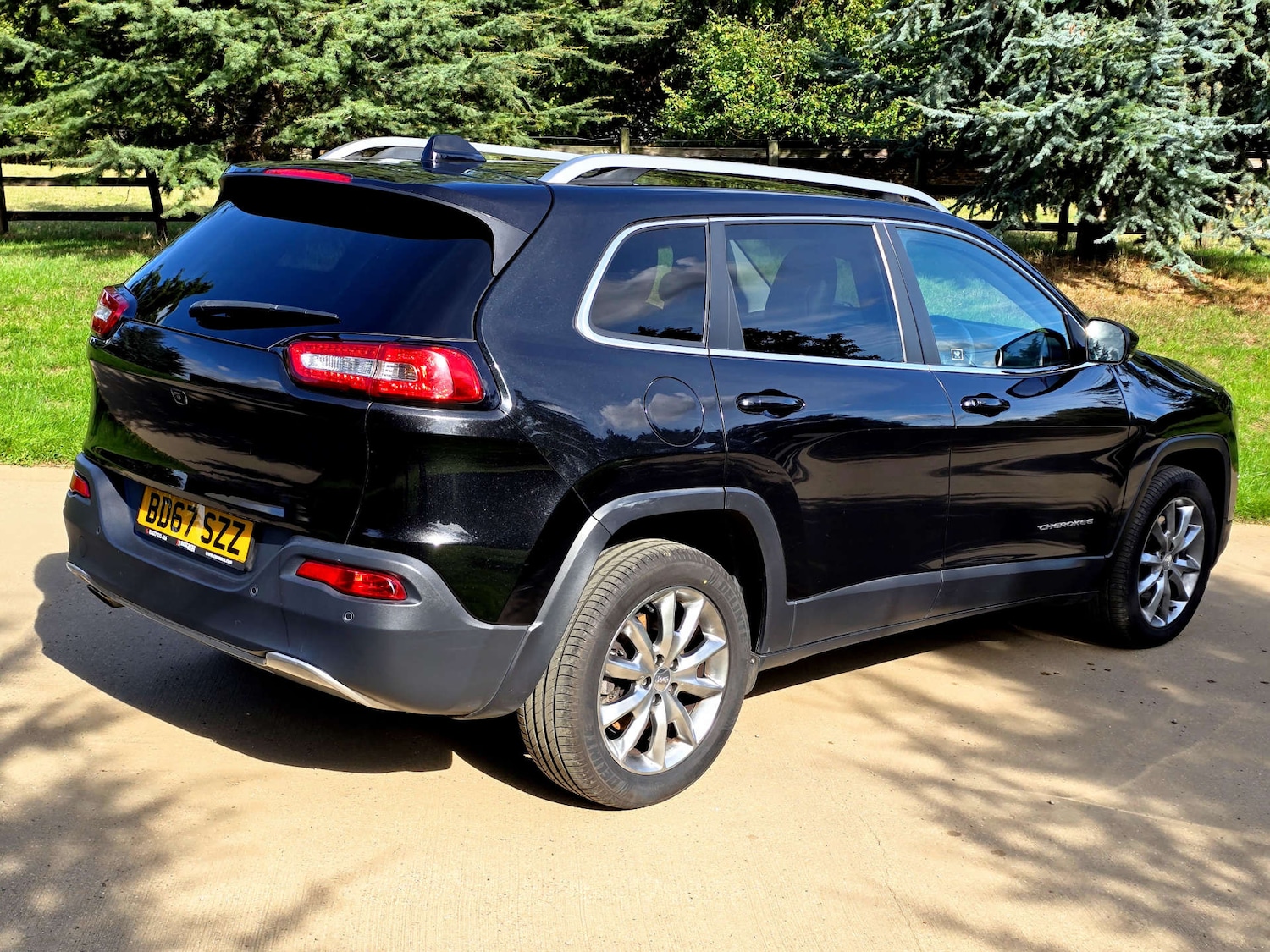 Used Jeep Cherokee 2017 for sale - 76983910: Photo 3