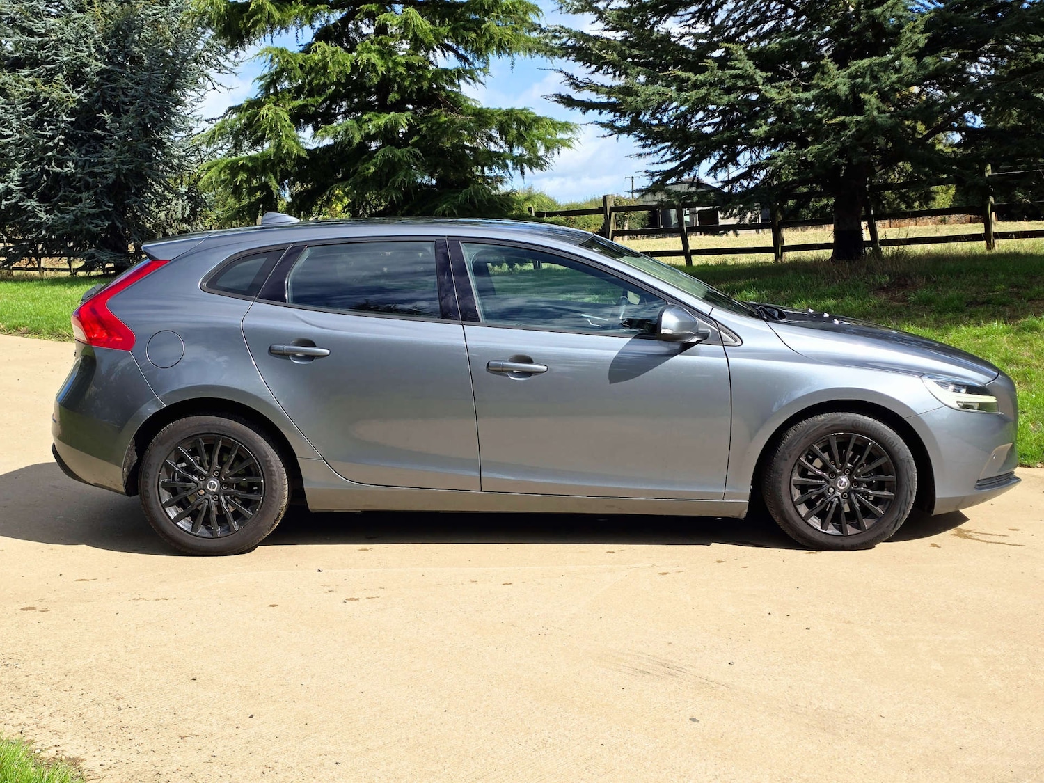 Used Volvo V40 2016 for sale - 76601738: Photo 2