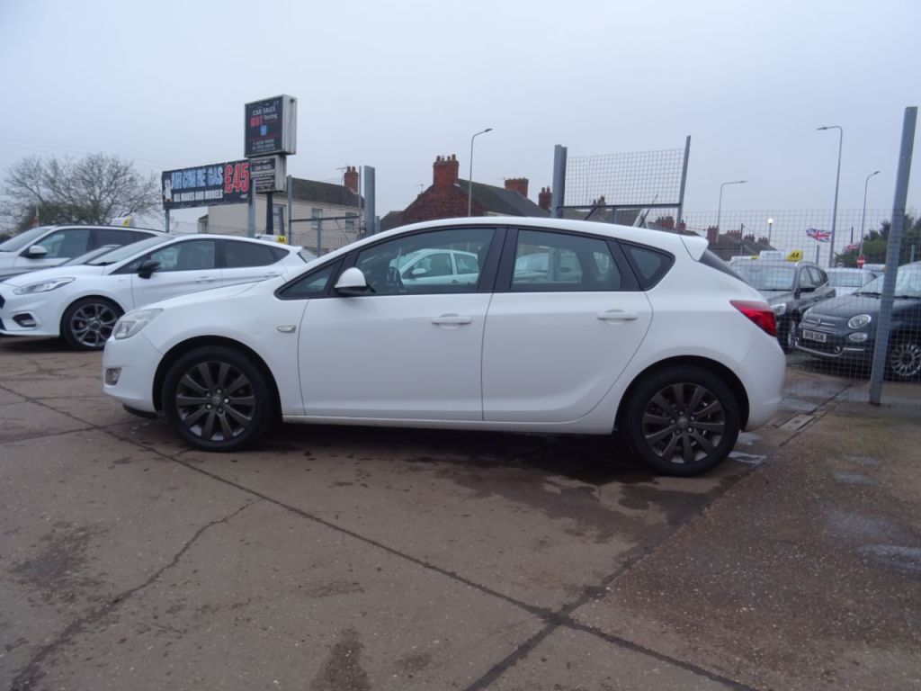 Used Vauxhall Astra 2011 for sale - 77417304: Photo 2