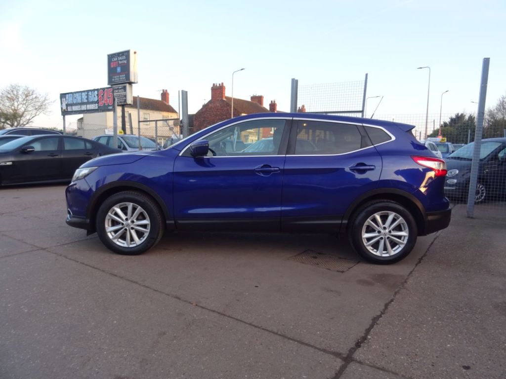 Used Nissan Qashqai 2015 for sale - 77945883: Photo 2