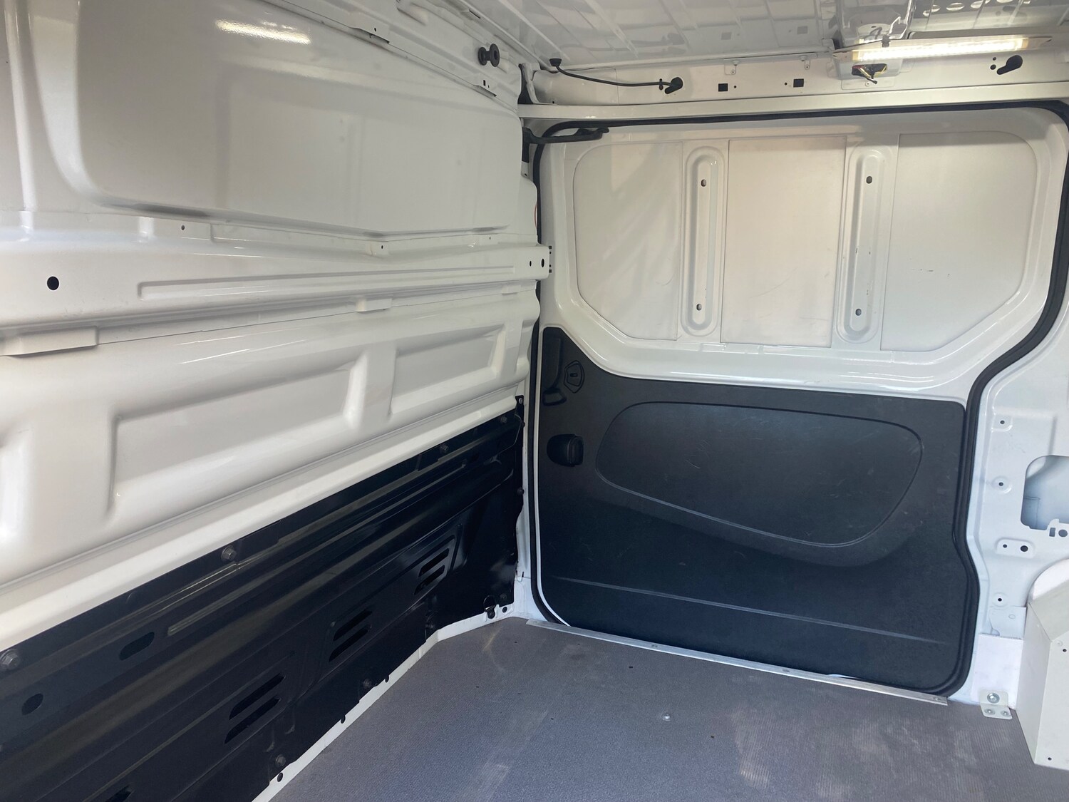 Used Vauxhall Vivaro 2016 for sale - 77412963: Photo 13