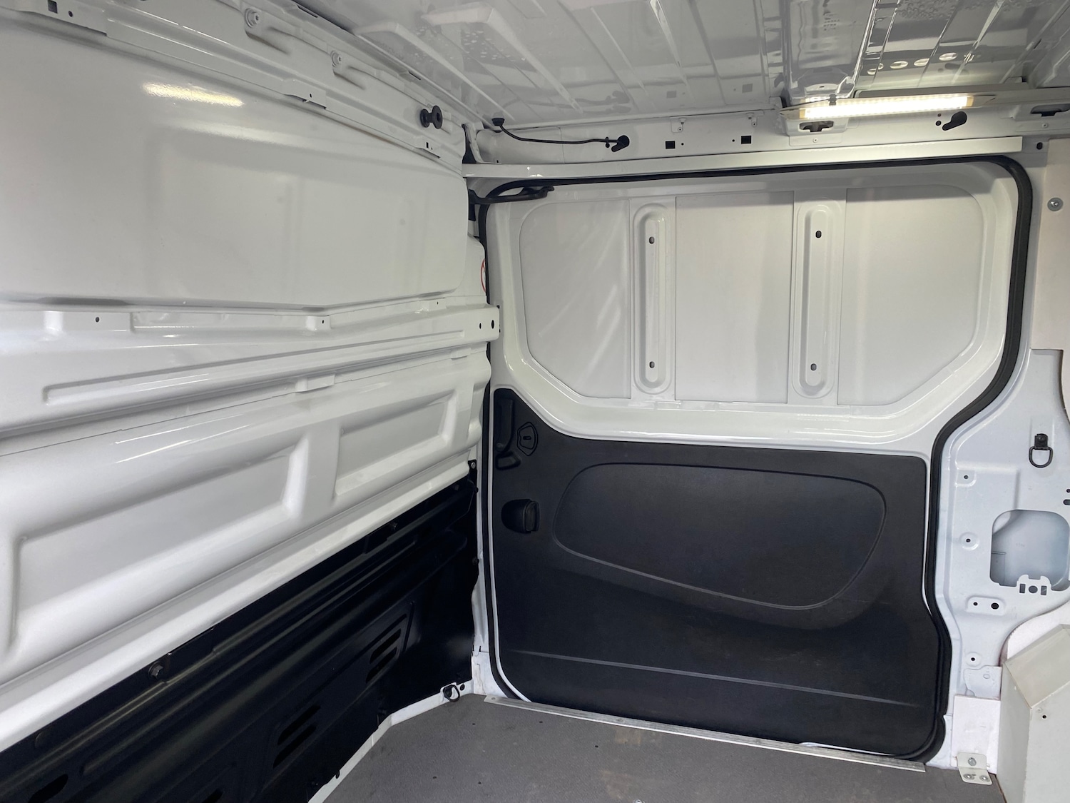 Used Vauxhall Vivaro 2016 for sale - 77450900: Photo 14