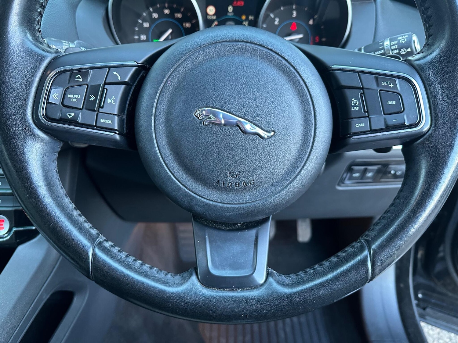 Used Jaguar F-Pace 2017 for sale - 76666732: Photo 32