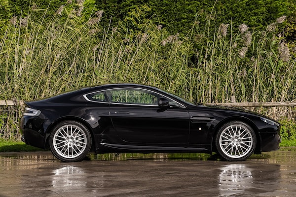 Used Aston Martin Vantage 2010 for sale - 76206175: Photo 9