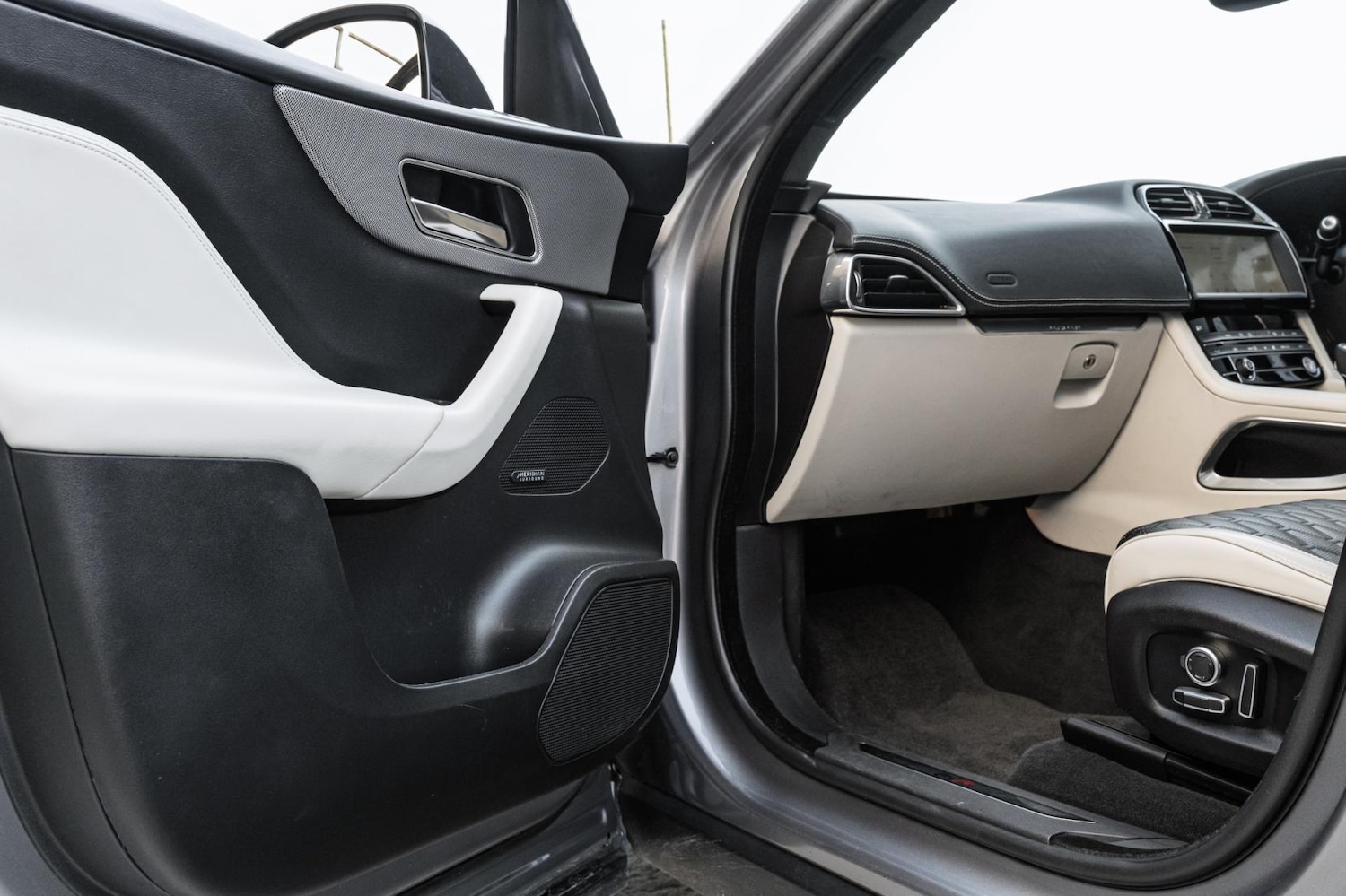 Used Jaguar F-Pace 2019 for sale - 77950892: Photo 60