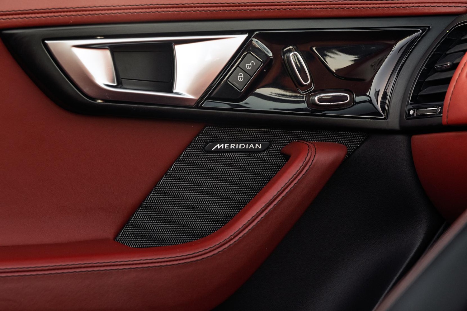 Used Jaguar F-Type 2014 for sale - 77005941: Photo 37