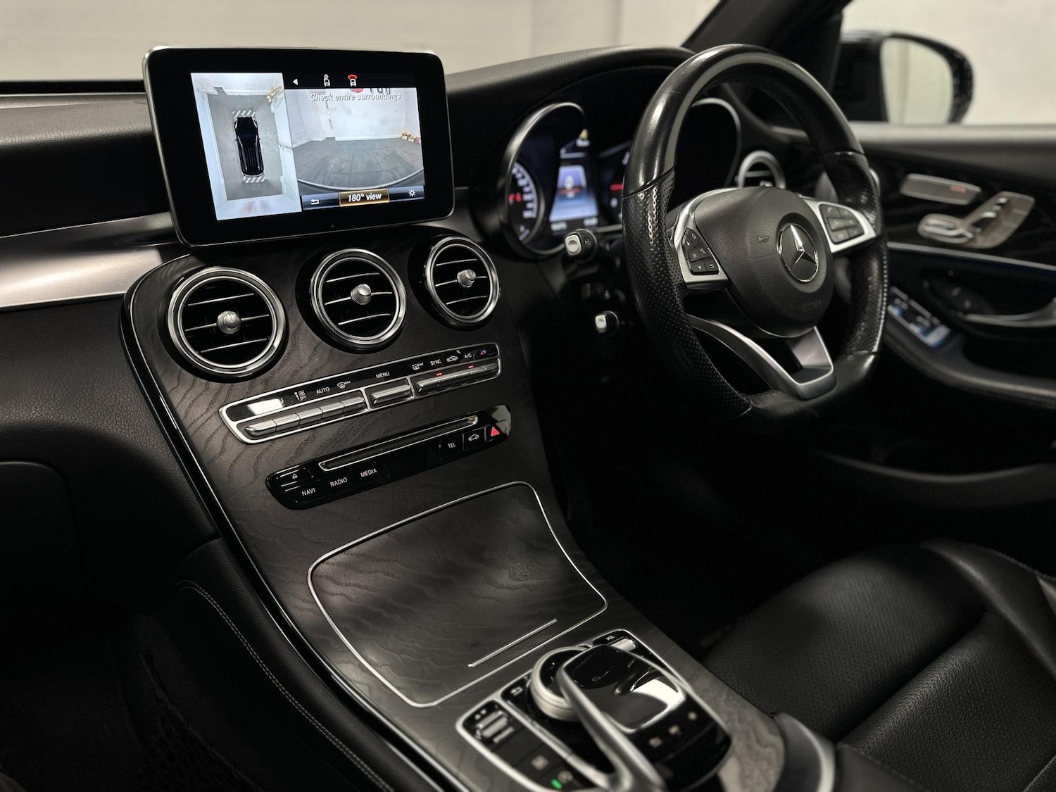 Used Mercedes-Benz GLC 2018 for sale - 77393599: Photo 2