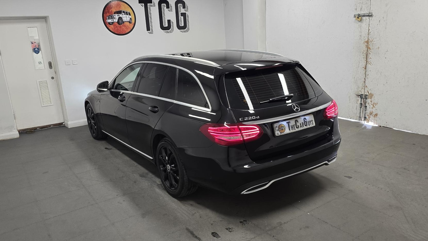 Used Mercedes-Benz C Class 2018 for sale - 77837376: Photo 2