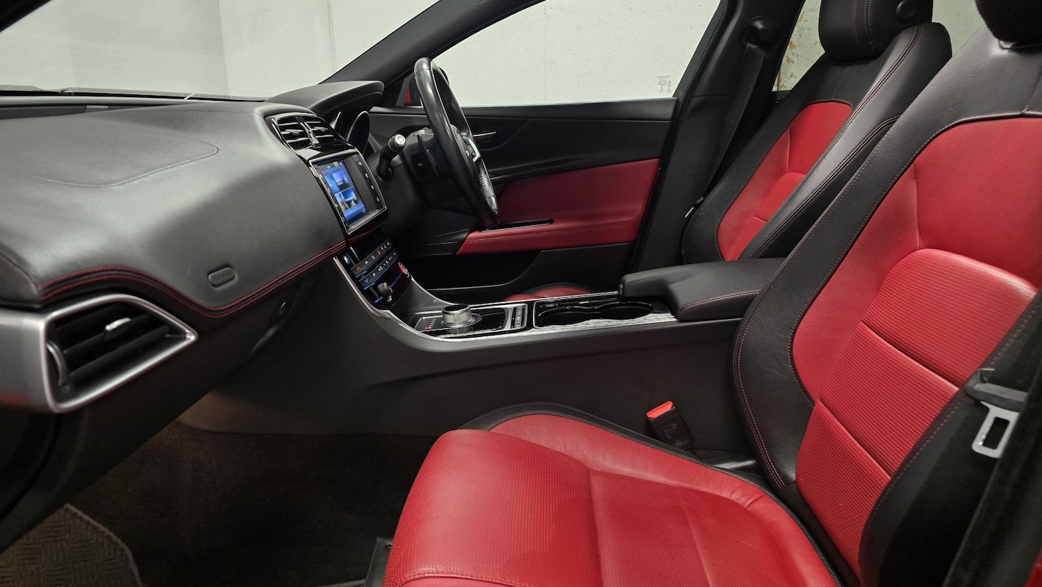 Used Jaguar XE 2015 for sale - 77137870: Photo 16