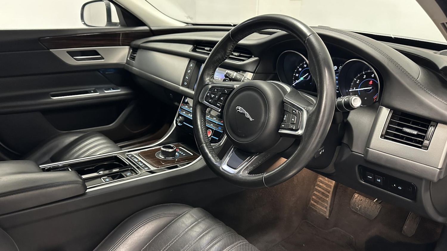 Used Jaguar XF 2018 for sale - 77109931: Photo 2