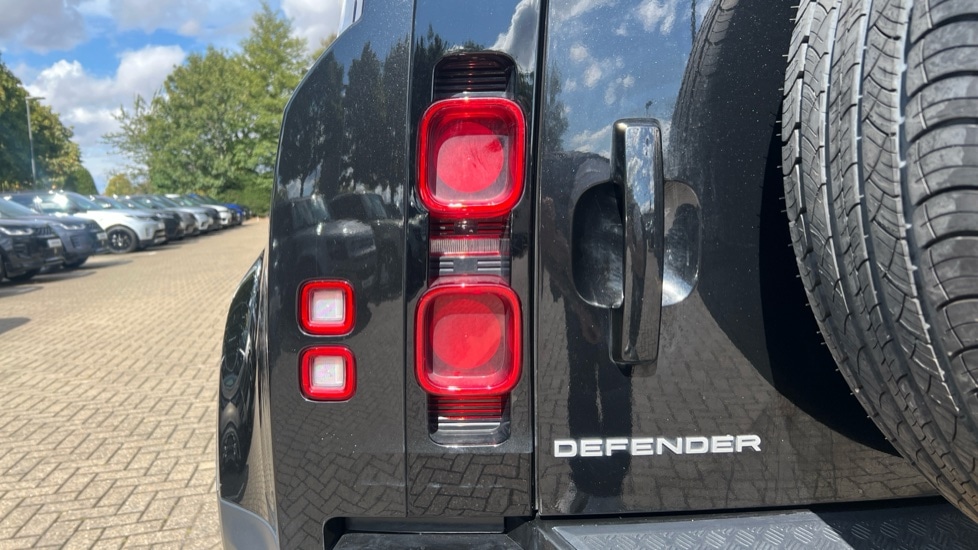 Used Land Rover Defender 2022 for sale - 76587086: Photo 19