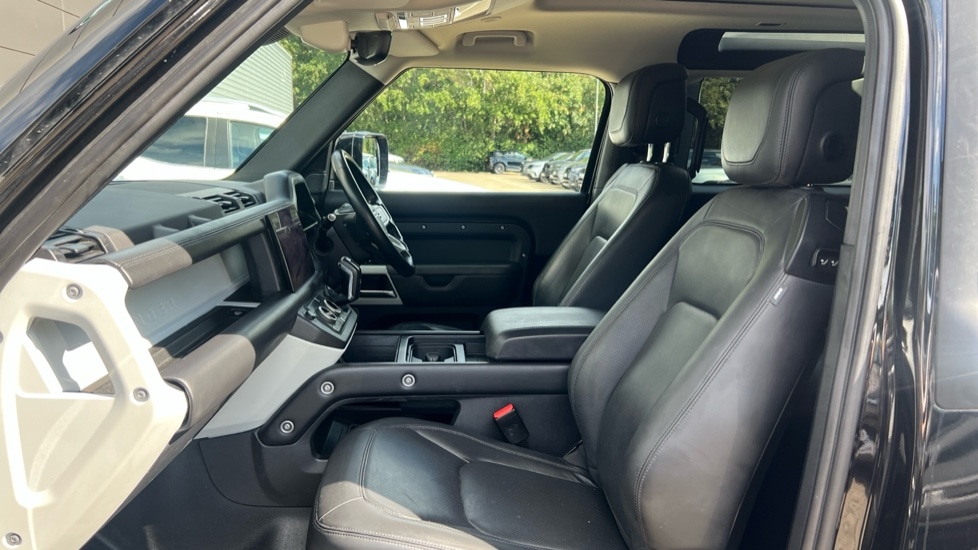 Used Land Rover Defender 2022 for sale - 76587086: Photo 3
