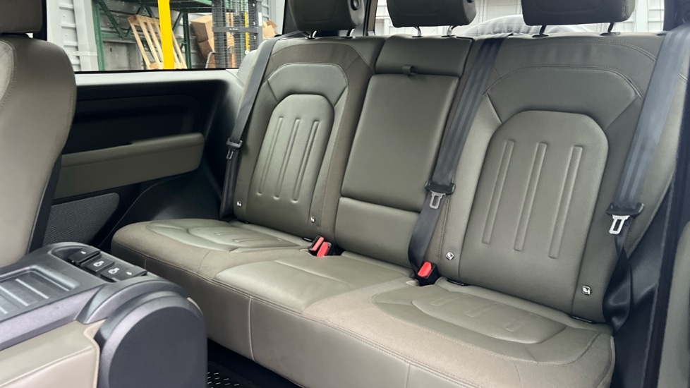 Used Land Rover Defender 2021 for sale - 77075585: Photo 4