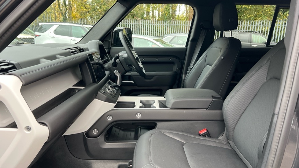 Used Land Rover Defender 2025 for sale - 76563720: Photo 3