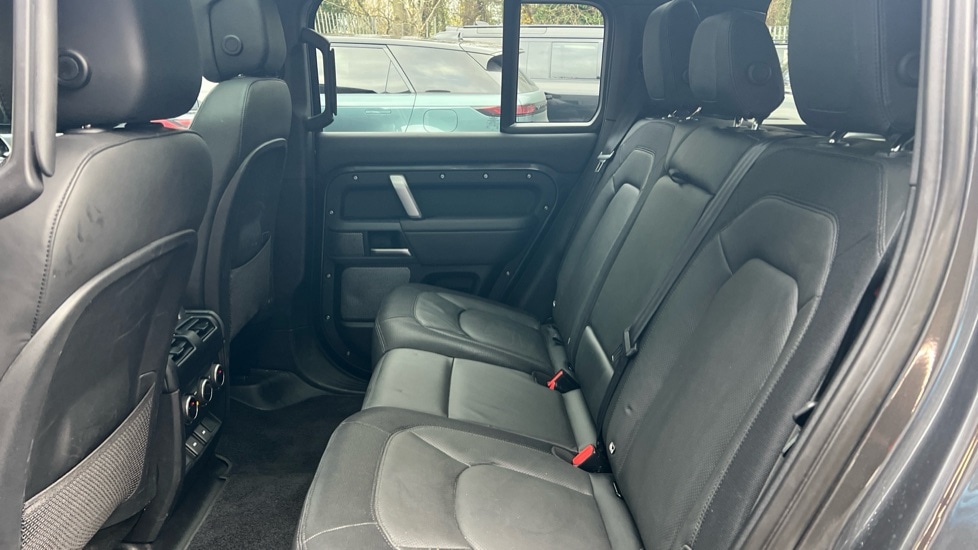 Used Land Rover Defender 2023 for sale - 76901197: Photo 4
