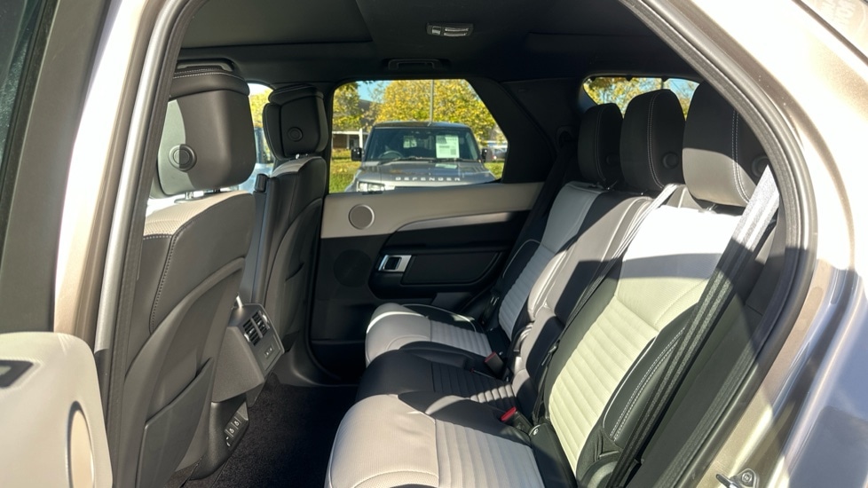 Used Land Rover Discovery 2024 for sale - 76441937: Photo 4