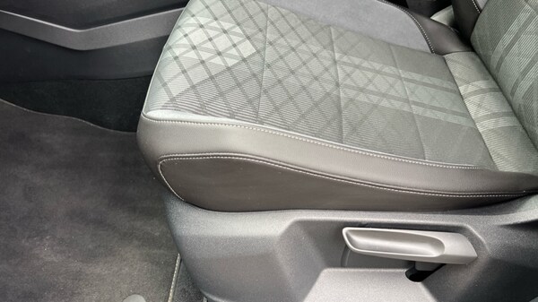 Used Volkswagen T-Roc 2024 for sale - 76168644: Photo 32