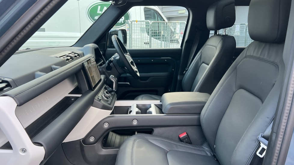 Used Land Rover Defender 2025 for sale - 76999518: Photo 3