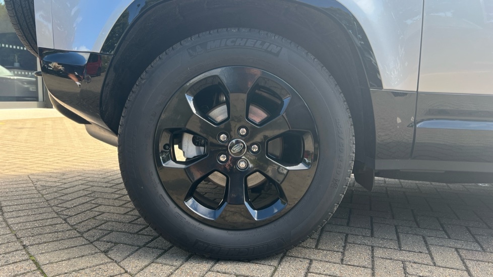 Used Land Rover Defender 2024 for sale - 76966806: Photo 32