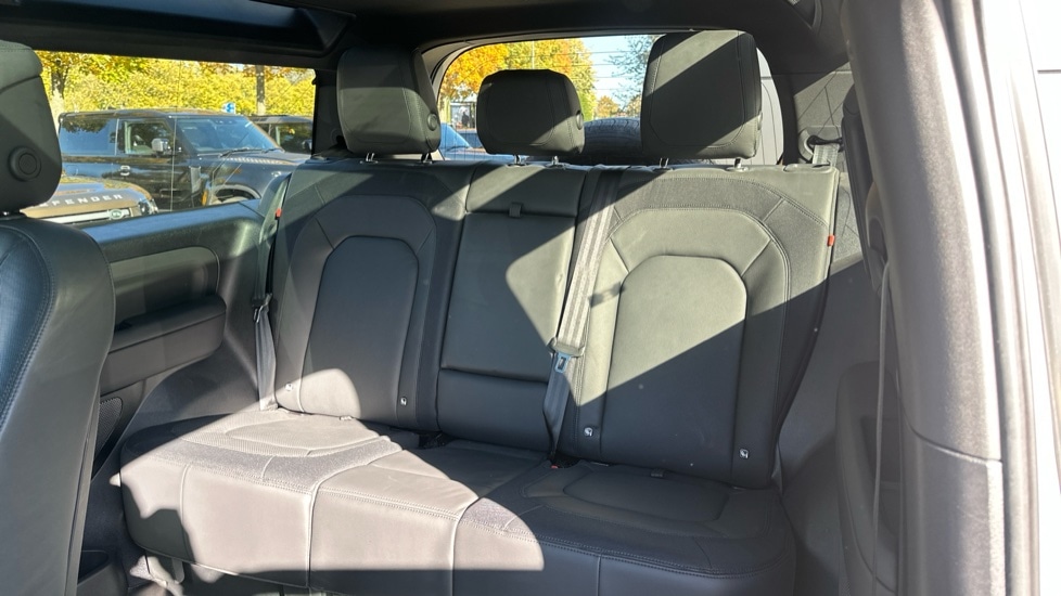 Used Land Rover Defender 2024 for sale - 76966806: Photo 4