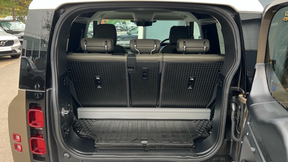 Used Land Rover Defender 2021 for sale - 76871112: Photo 15