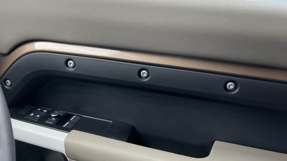 Used Land Rover Defender 2021 for sale - 76871112: Photo 30