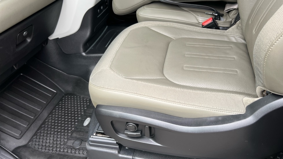 Used Land Rover Defender 2021 for sale - 76871112: Photo 32