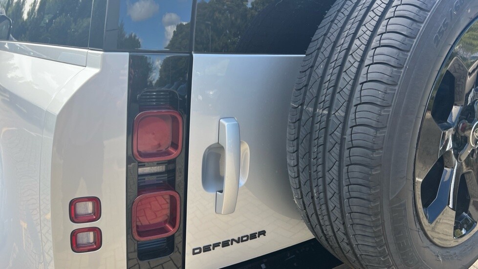 Used Land Rover Defender 2024 for sale - 76528947: Photo 19